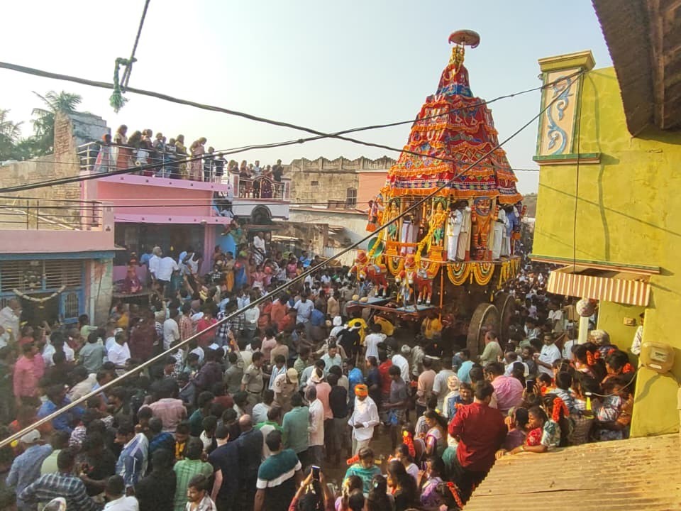 భక్తుల సందడిలో వైభవంగా స్వామివారి రథోత్సవం