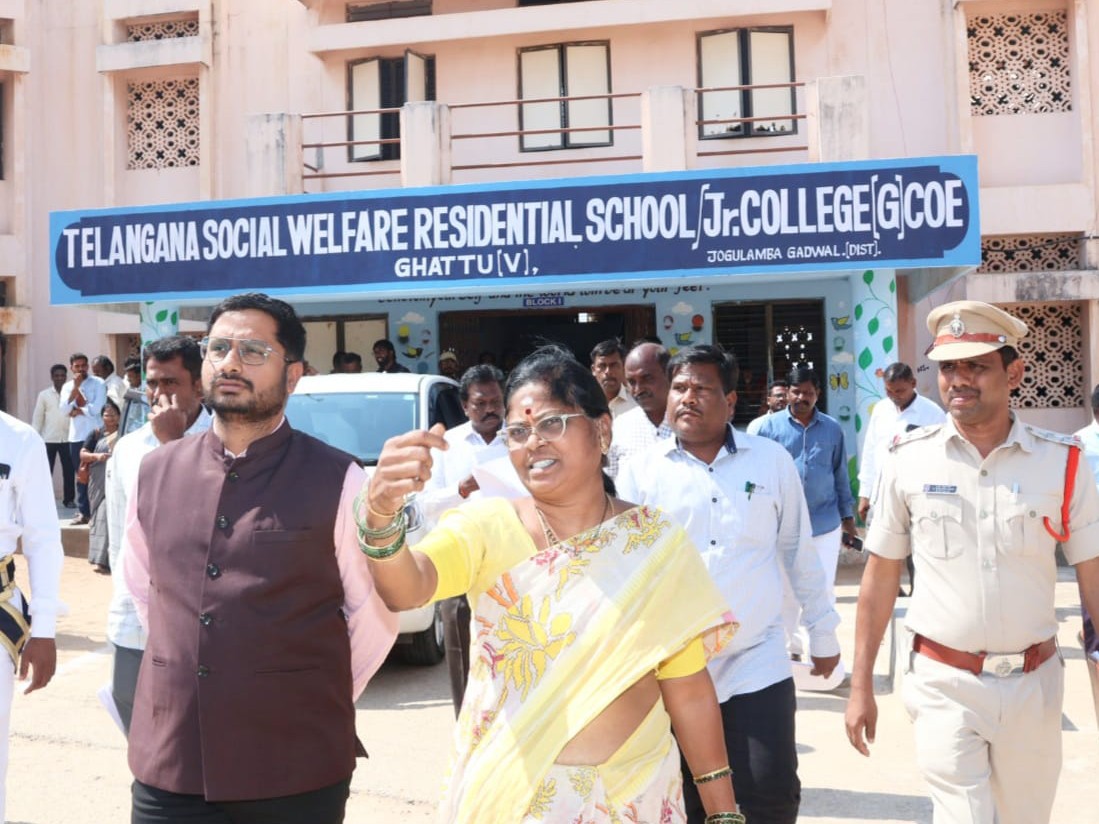 మండల పాఠశాలను సందర్శించిన కలెక్టర్