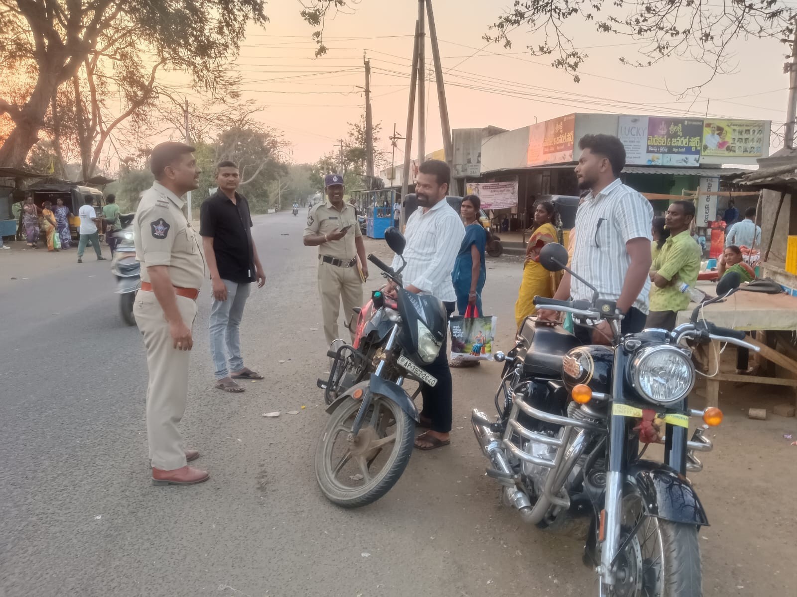 వాహన తనిఖీలు నిర్వహించిన పోలీసులు