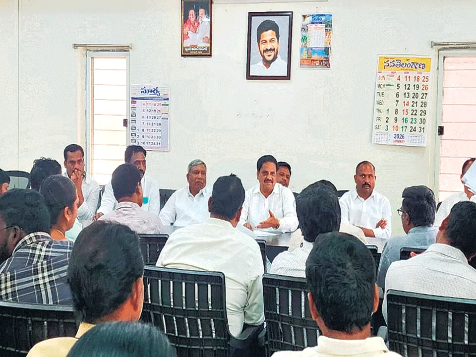 ఈ నెలాఖరులోపు సిసి రోడ్లు పూర్తి కావాలి: ఎమ్మెల్యే