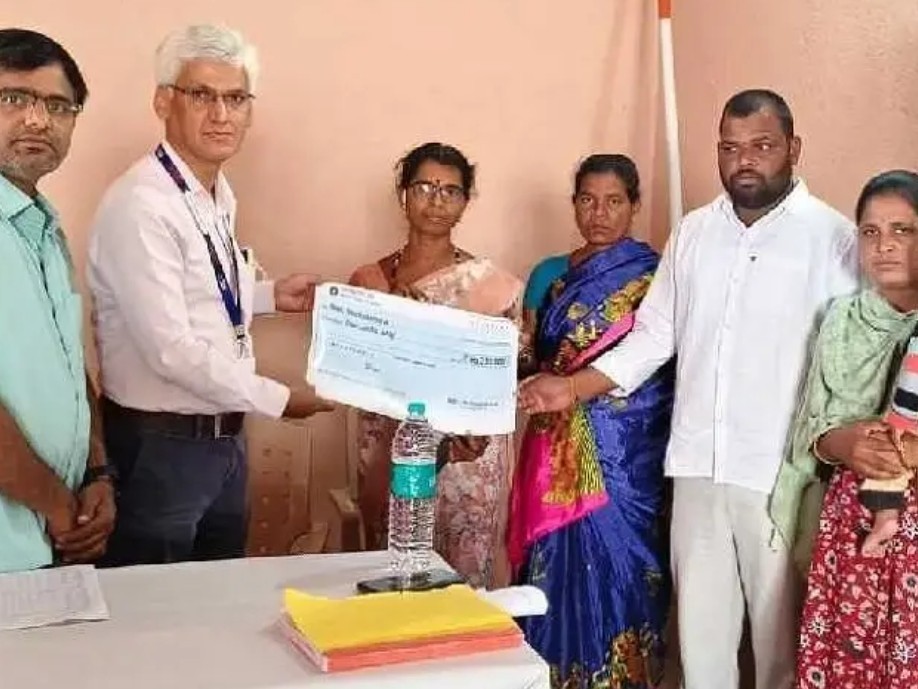 ప్రధానమంత్రి జీవనజ్యోతి చెక్కు అందజేత