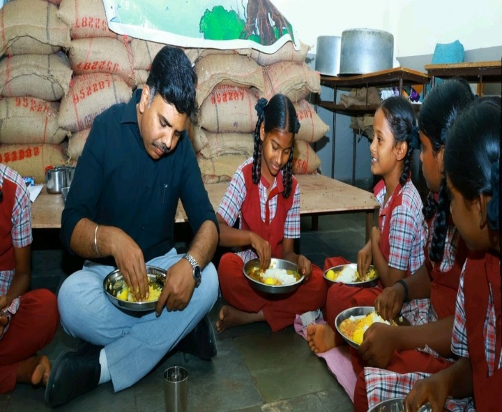 విద్యార్థులతో భోజనం చేసిన కలెక్టర్