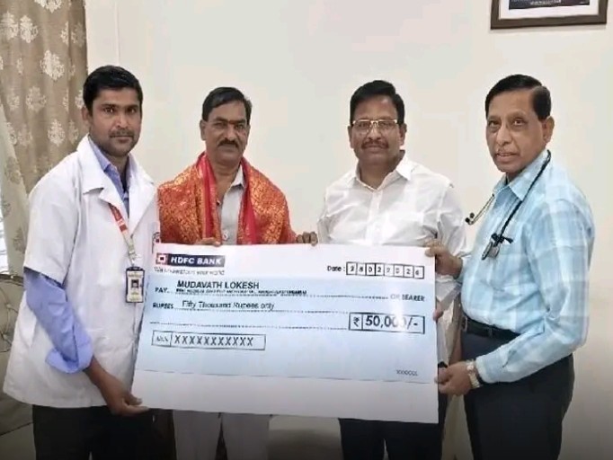 వైద్య విద్యార్థికి ఎమ్మెల్యే ఆర్థిక భరోసా