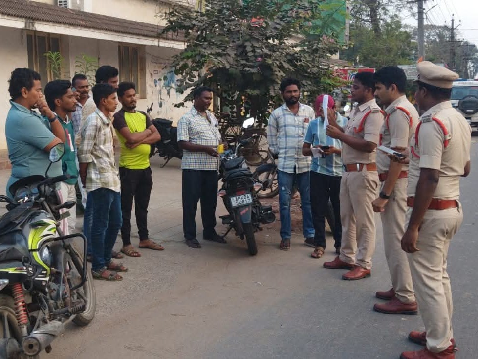 పమిడిముక్కలలో వాహన తనిఖీలు