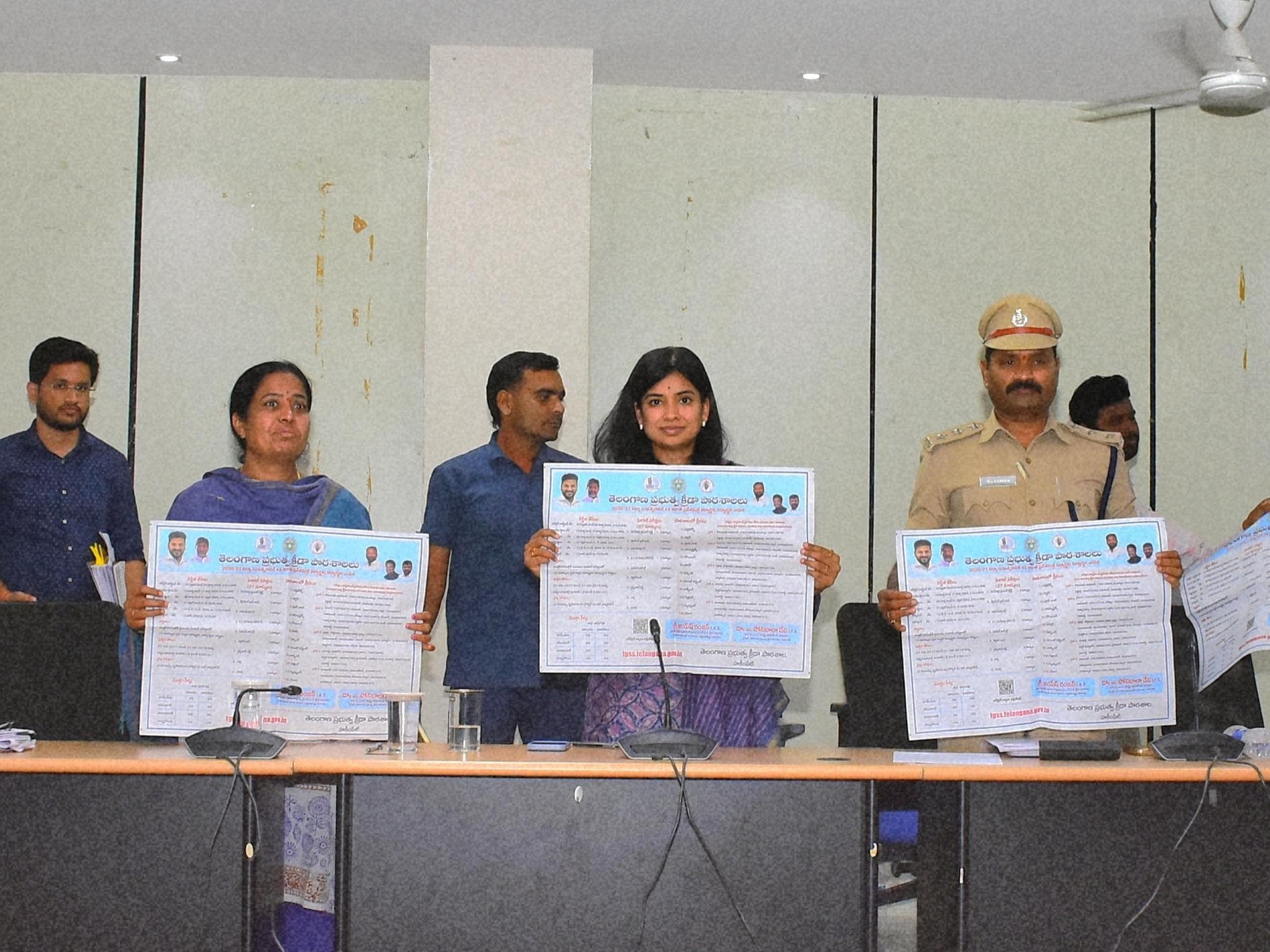 క్రీడా పాఠశాలల్లో ప్రవేశాల పోస్టర్‌ను ఆవిష్కరించిన కలెక్టర్