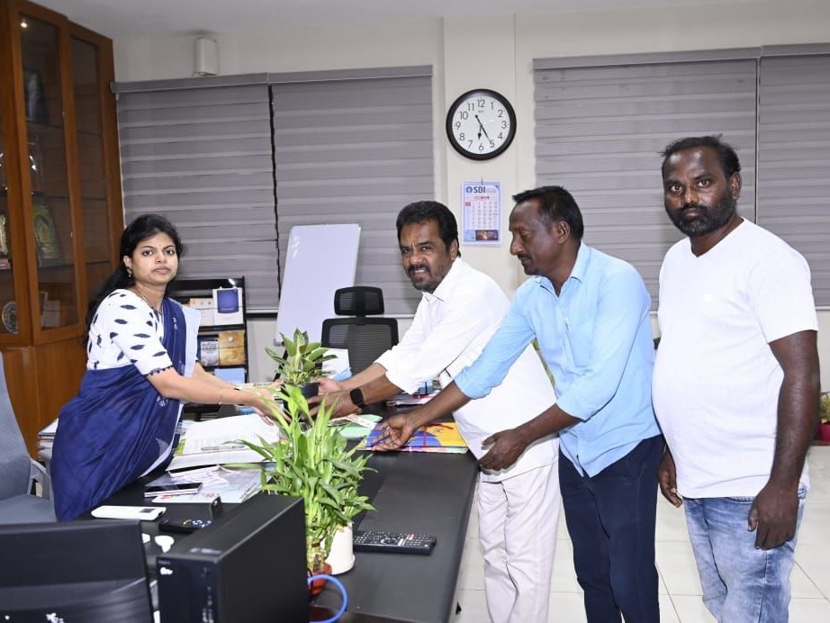 మక్కల కొనుగోలుకు కలెక్టర్‌కు వినతి