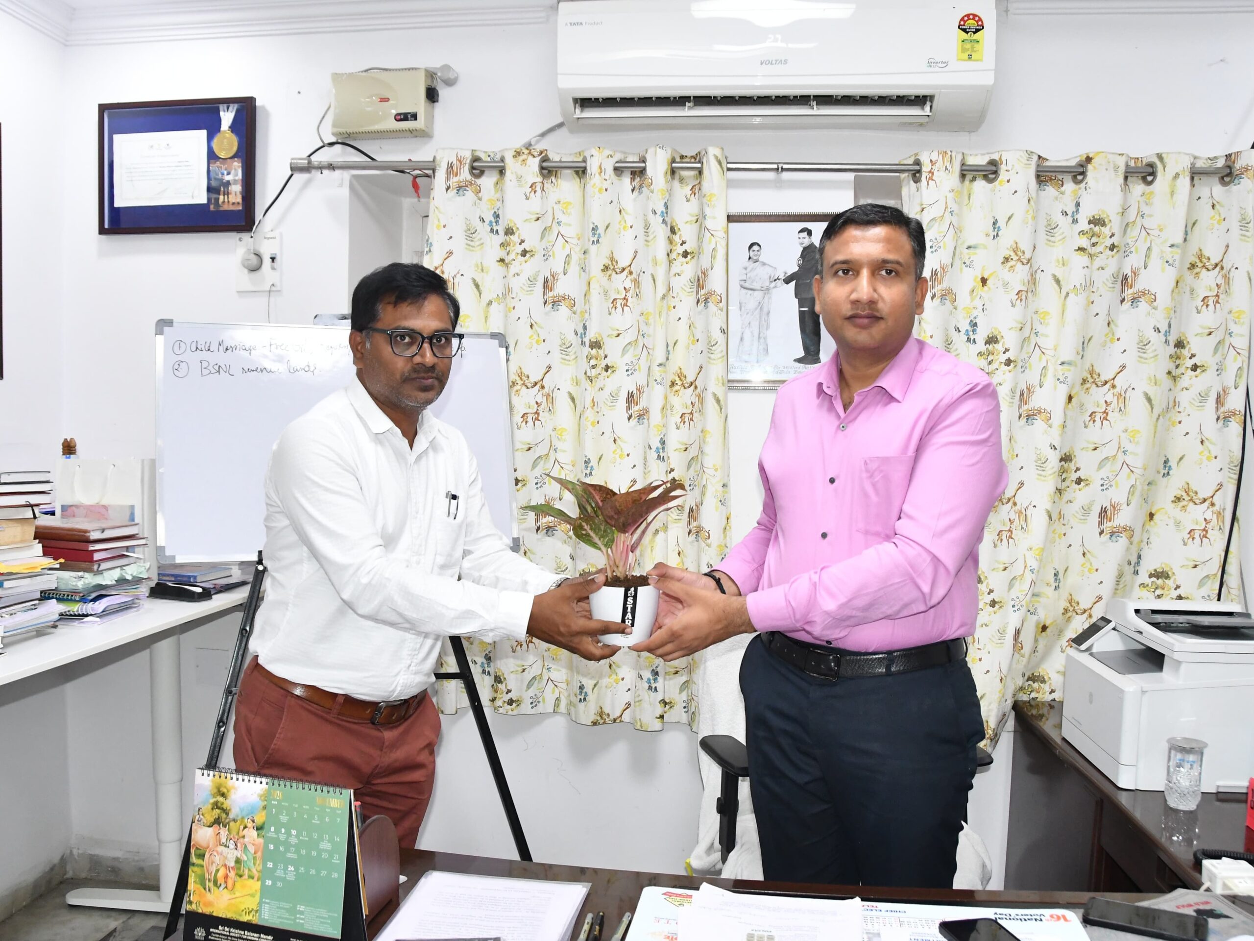 కలెక్టర్ రాజర్షి షాను కలిసిన వంగా వెంకటేశ్వర్లు