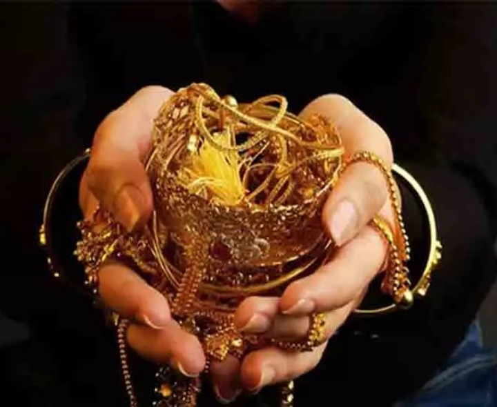 మహిళ మెడలో నుంచి బంగారం లాక్కొని పరార్