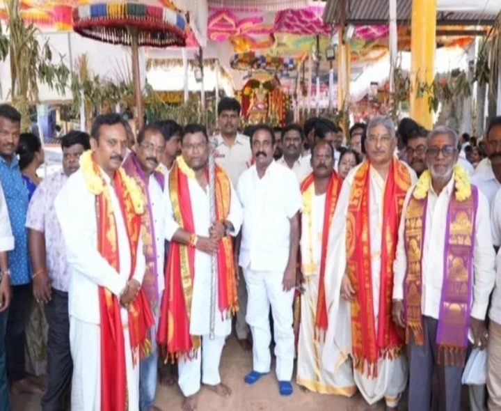 సూర్యప్రభ వాహన సేవలో పాల్గొన్న ఎమ్మెల్యే కావ్య