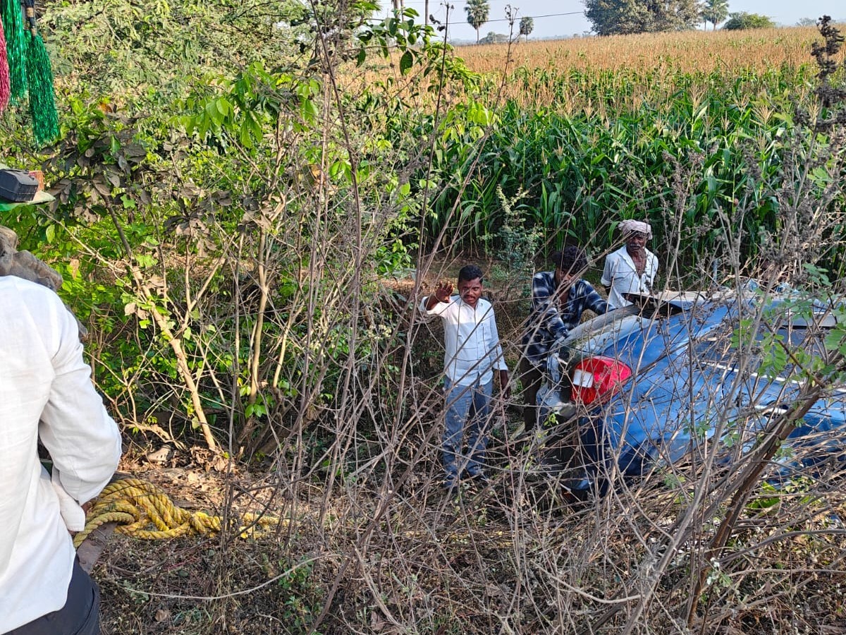 అదుపు తప్పి పొలంలో బోల్తా పడిన కారు