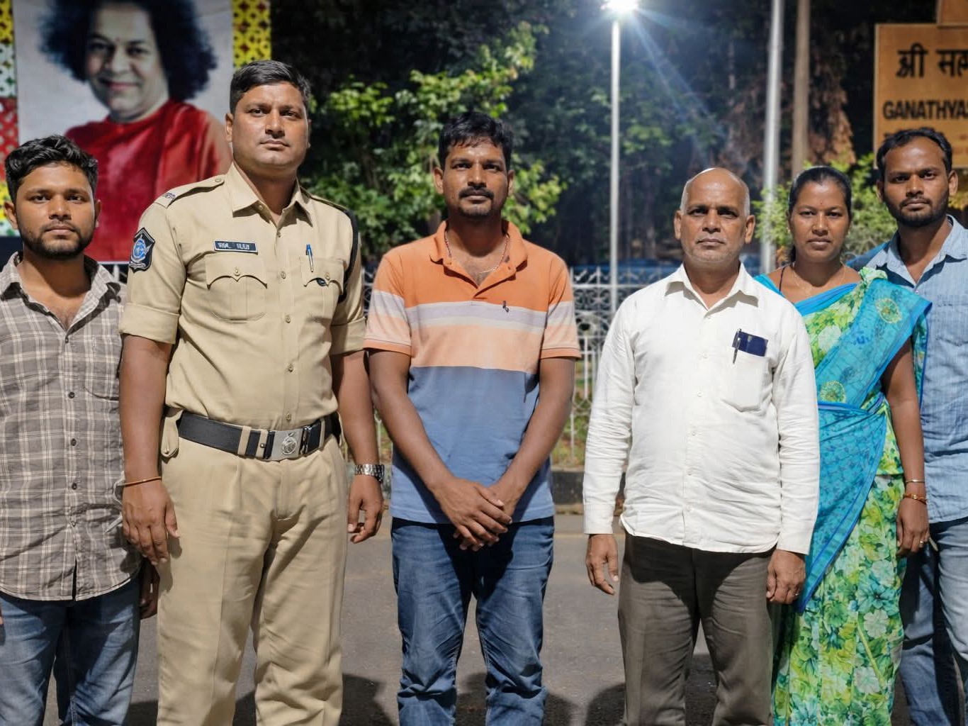 యువకుడిని ప్రాణాపాయం నుంచి కాపాడిన పోలీసులు