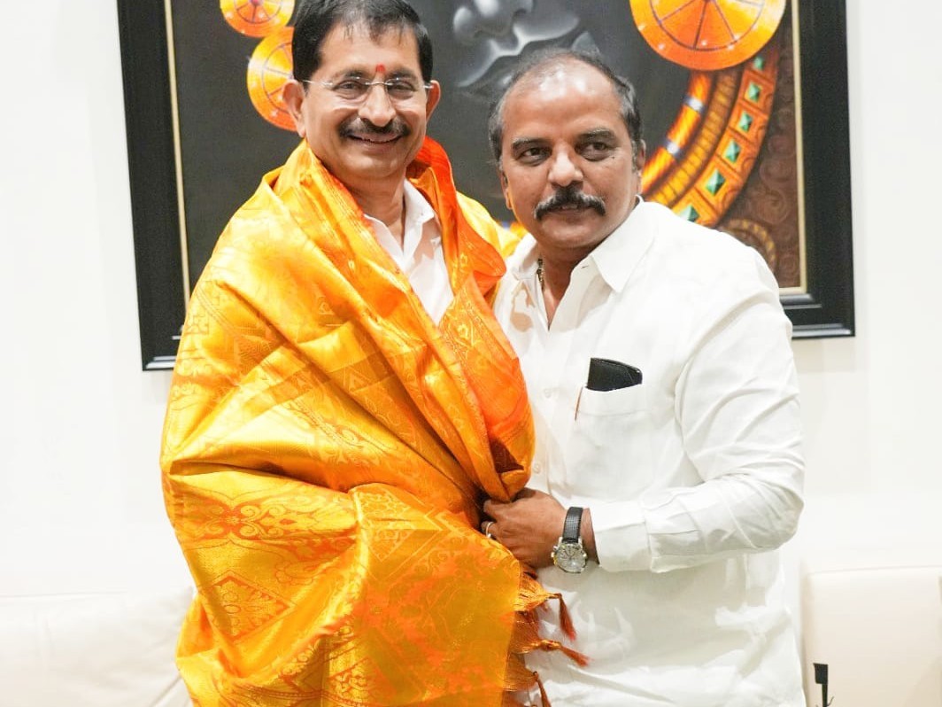 వేం నరేందర్‌ను సన్మానించిన డీసీసీ అధ్యక్షుడు