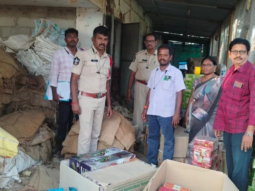 అక్రమ బాణసంచా స్వాధీనం