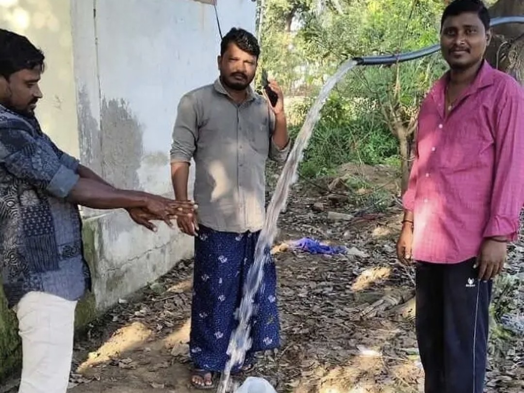 బోర్లకు మర్మమత్తు చెేపట్టిన సర్పంచ్