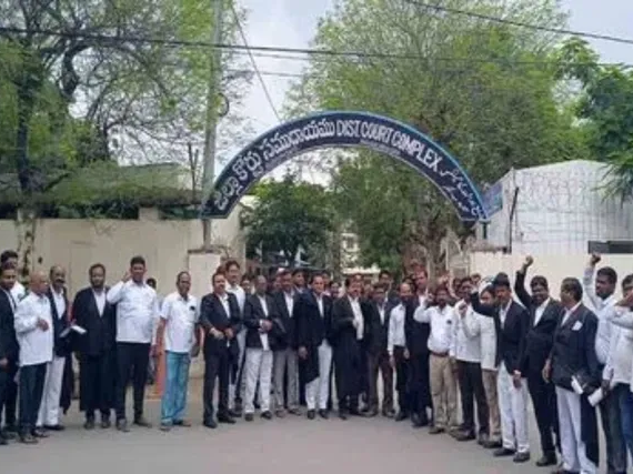 న్యాయవాదిపై దాడికి నిరసనగా విధుల బహిష్కరణ