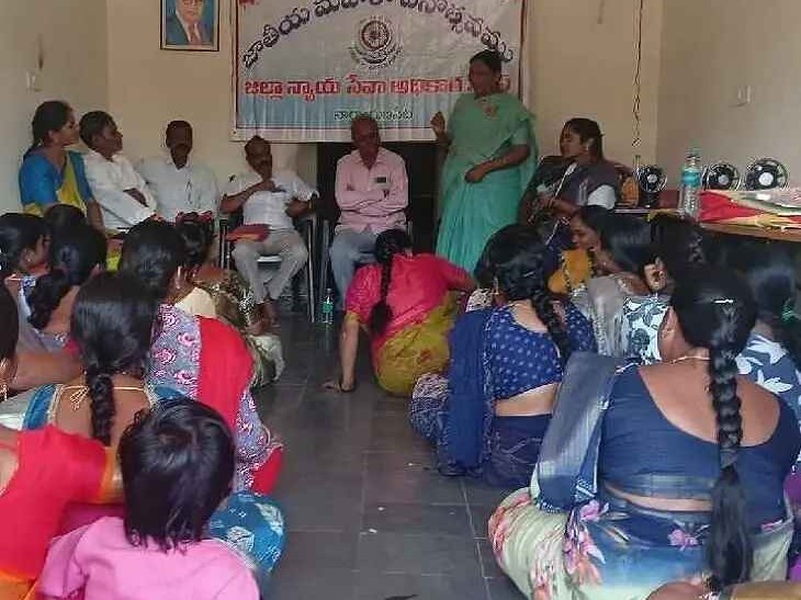 శిక్షణ పొందిన మహిళలకు కుట్టు మిషన్లు