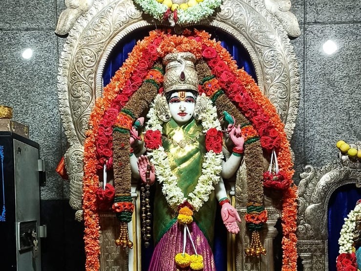 శ్రీ వాసవి అమ్మవారి ఆలయంలో విశేష పూజలు