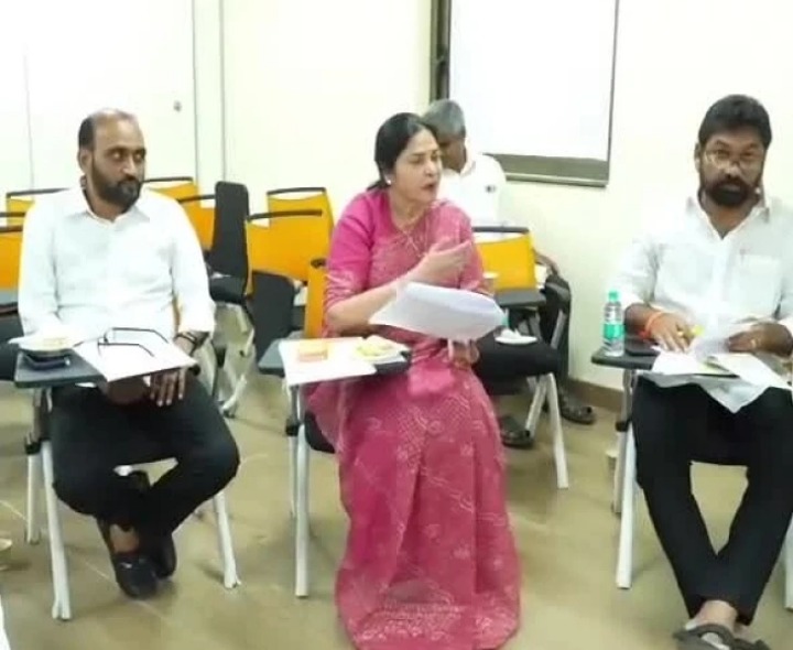 టీడీపీ కేంద్ర కార్యాలయంలో జిల్లా నేతలు భేటీ