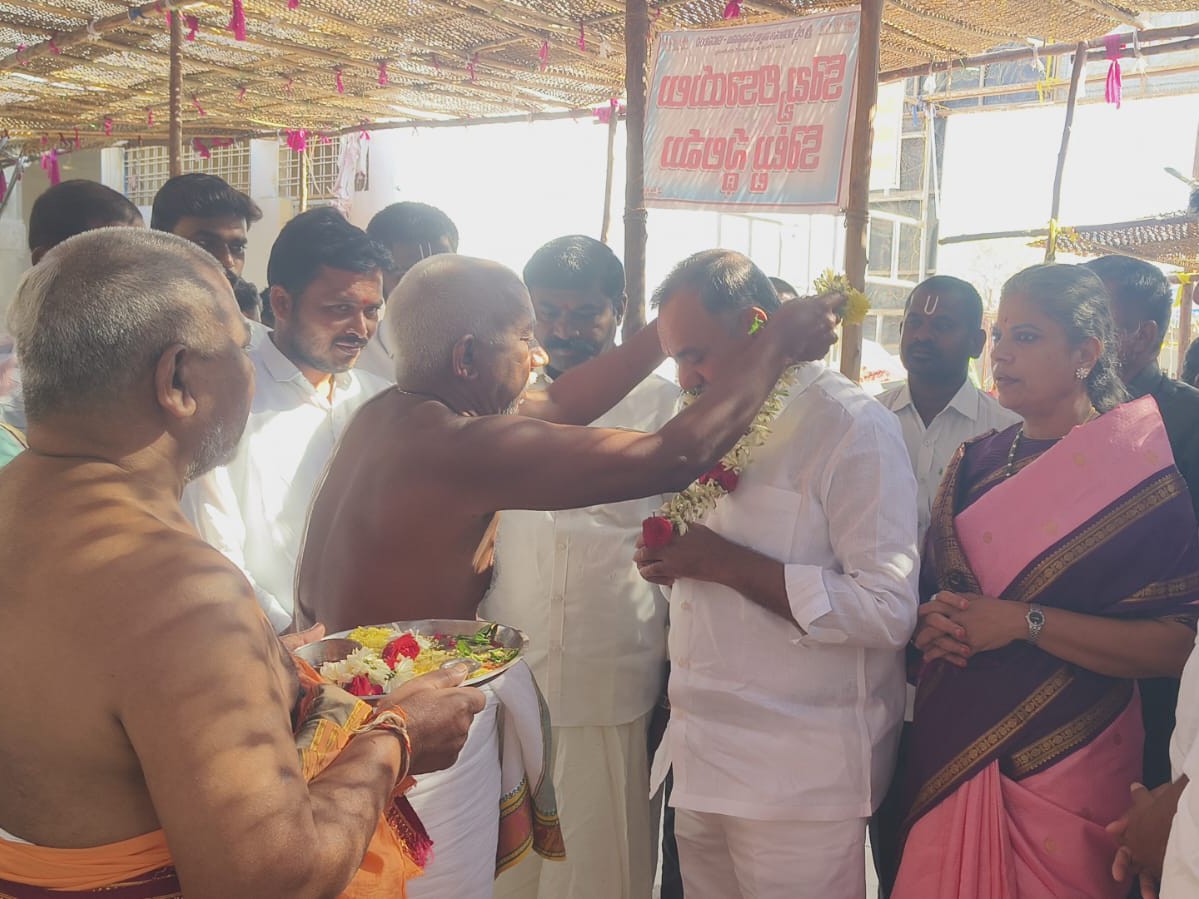కోటాంచలో ప్రత్యేక పూజలు చేసిన.. మాజీ MLA దంపతులు