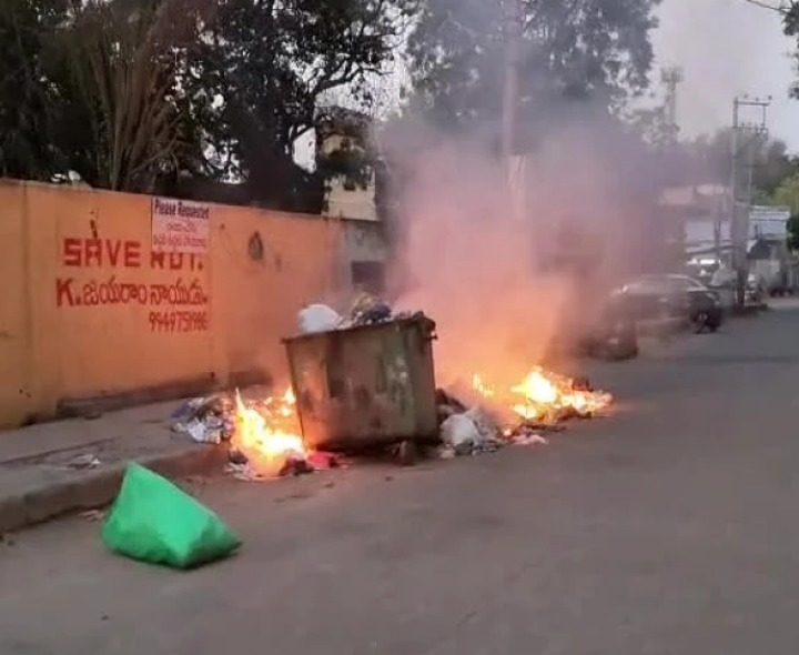 చెత్త దహనం.. నగరవాసుల ఆందోళన