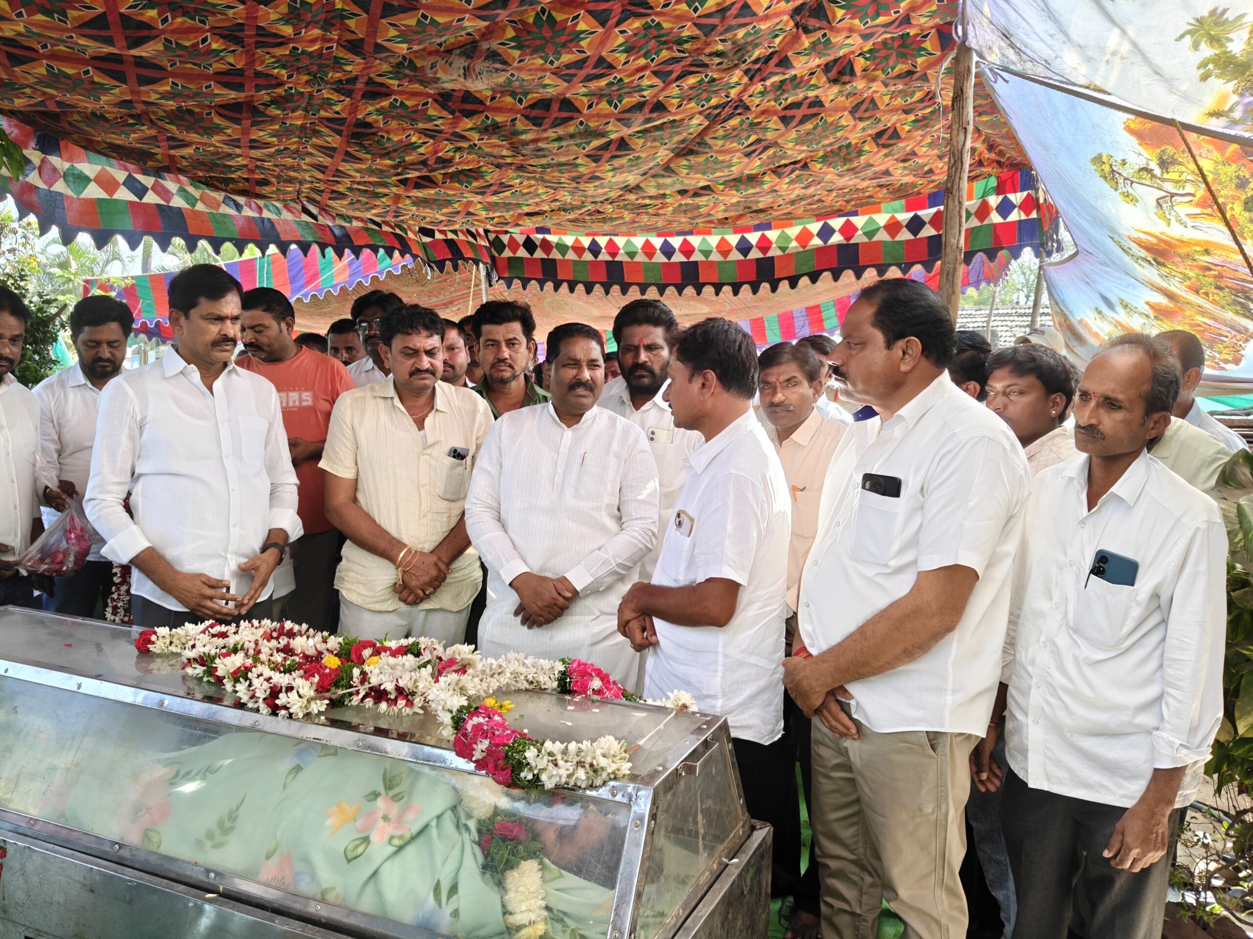 రఘుపతిరావును ఓదార్చిన ఎమ్మెల్యే