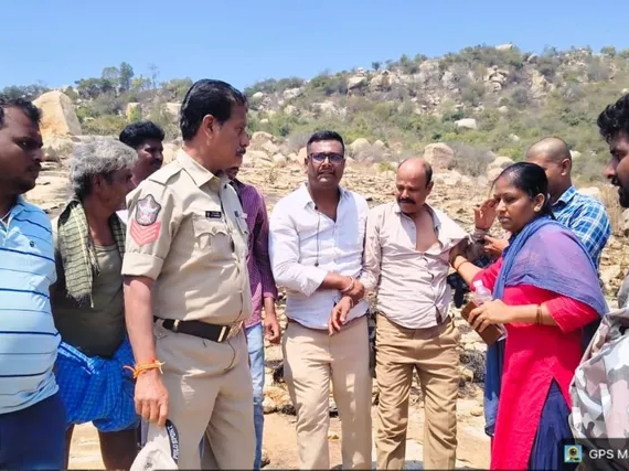 మంటలు ఆర్పేందుకు ప్రయత్నం.. అధికారికి అస్వస్థత..!