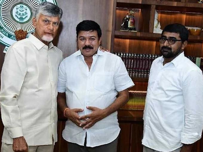 గ్రంథాలయాల అభివృద్ధిపై సీఎంను కలిసిన వడ్డే వెంకట్