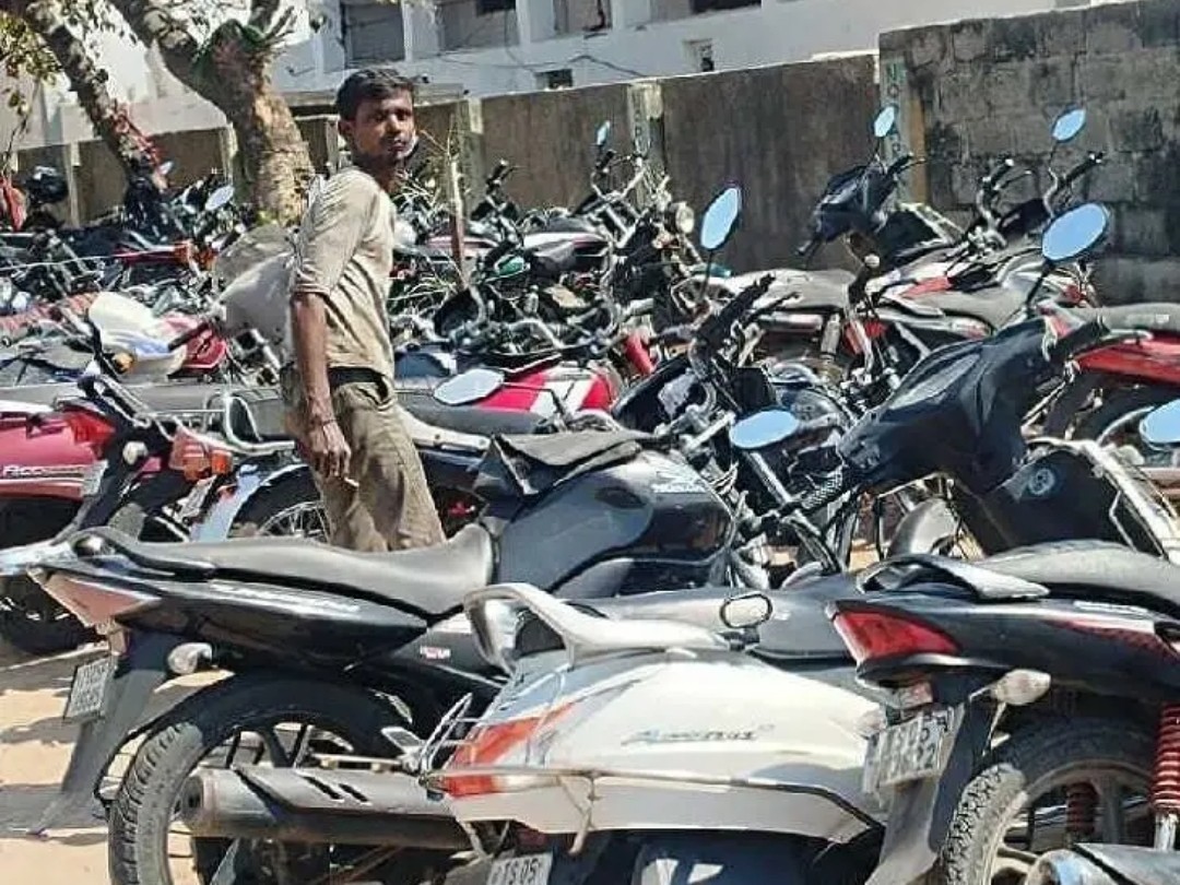 బస్టాండ్లో వాహనం నిలిపితే.. గాలి తీసేస్తారంతే..!