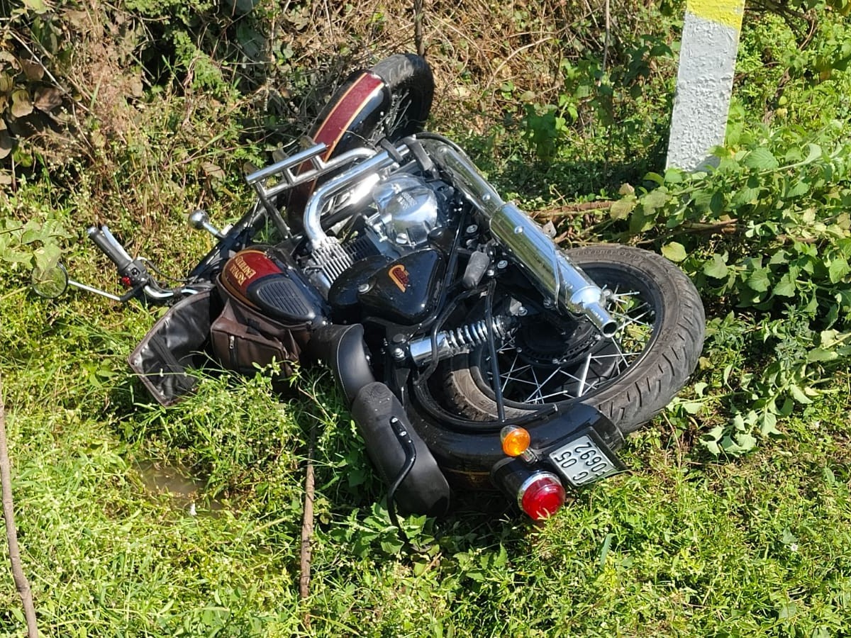 విద్యుత్ స్తంభాన్ని ఢీకొన్న బైక్.. వ్యక్తికి తీవ్ర గాయాలు