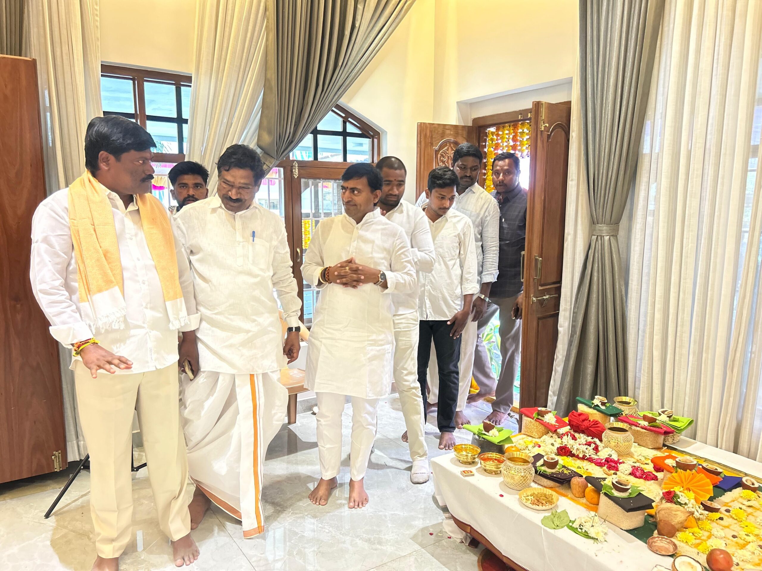 నూతన గృహప్రవేశంలో పాల్గొన్న మాజీ డిప్యూటీ సీఎం