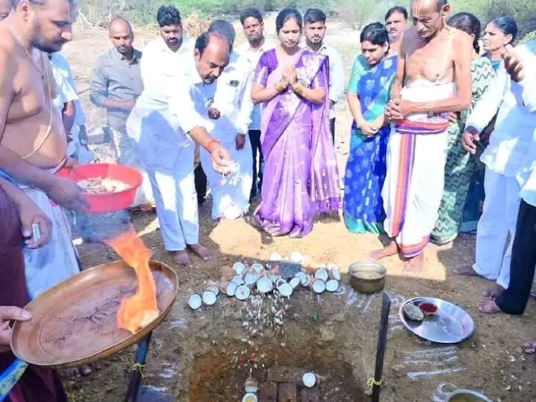 కమ్యూనిటీ హాల్ నిర్మాణానికి భూమిపూజ చేసిన ఎమ్మెల్యే