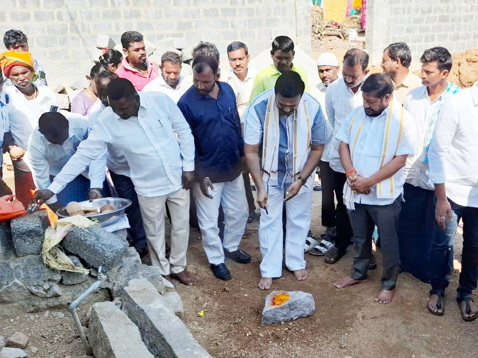 ఉండ్రుగొండలో సీసీ రోడ్డు పనులకు శంకుస్థాపన