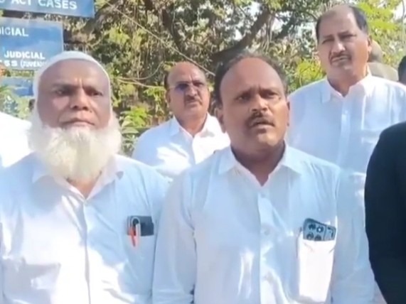 ఎస్సైపై న్యాయవాదుల ఆగ్రహం