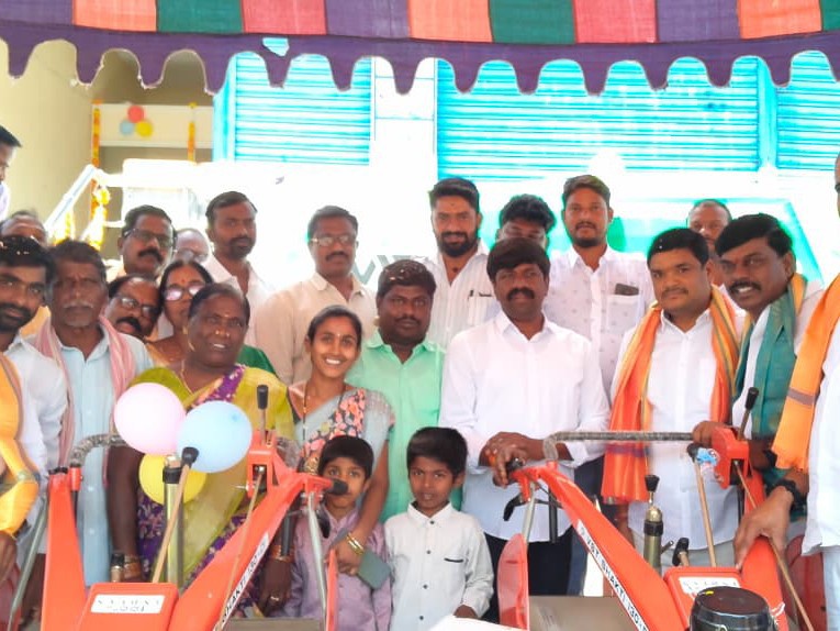 ట్రాక్టర్ టిల్లర్ షాప్‌ను ప్రారంభించిన ఎమ్మెల్యే