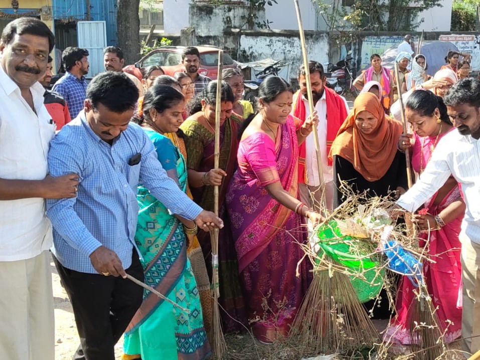 మొదటిరోజు పారిశుద్ధ్య కార్యక్రమాలు