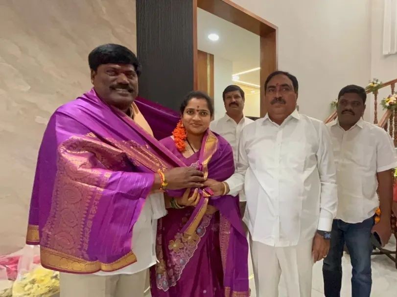 మాజీ ఎమ్మెల్యేని సన్మానించిన ఎర్రబెల్లి