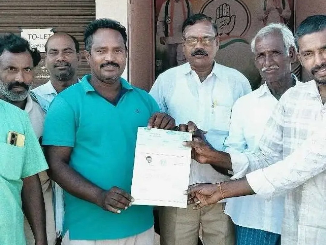 CMRF చెక్కు అందజేసిన కాంగ్రెస్ నాయకులు..!