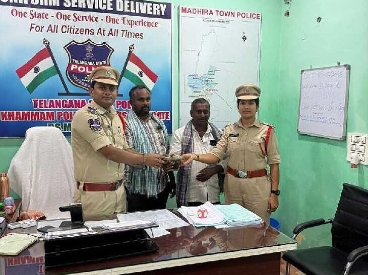 పోగొట్టుకున్న నగదును తిరిగి అప్పగించిన పోలీసులు