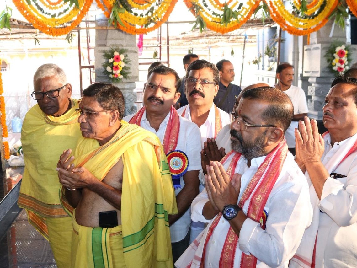 ఆలయంలో ఎమ్మెల్యే ప్రత్యేక పూజలు