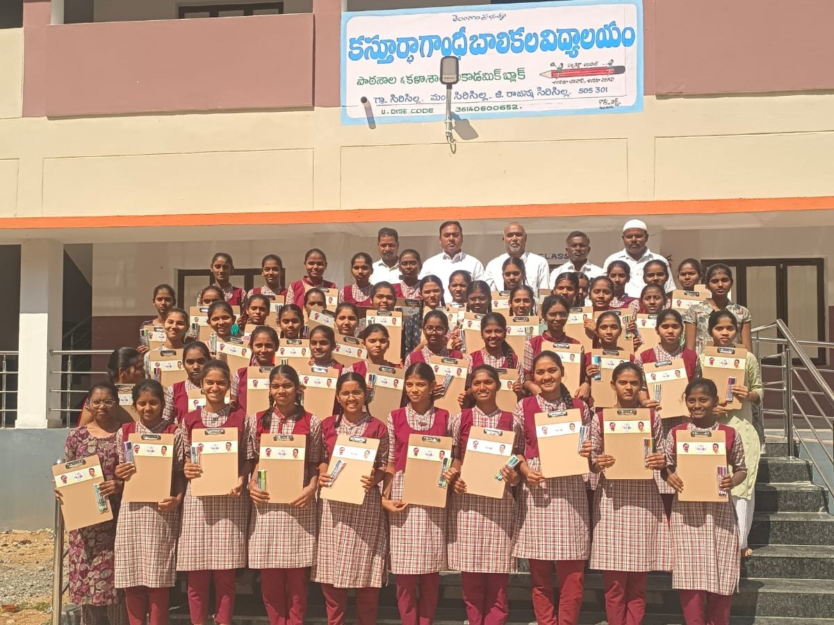 కేటీఆర్ ఆధ్వర్యంలో విద్యార్థులకు ప్యాడ్‌లు పంపిణీ