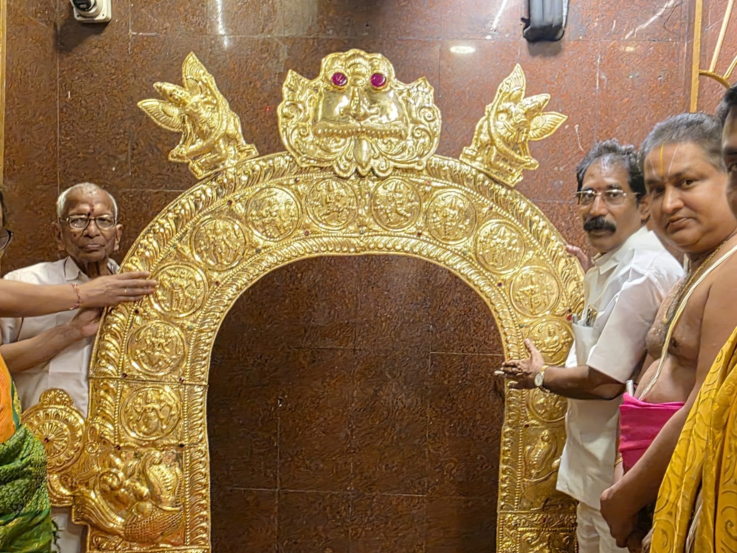 వాడపల్లి స్వామివారికి బంగారు మకర తోరణం సమర్పణ