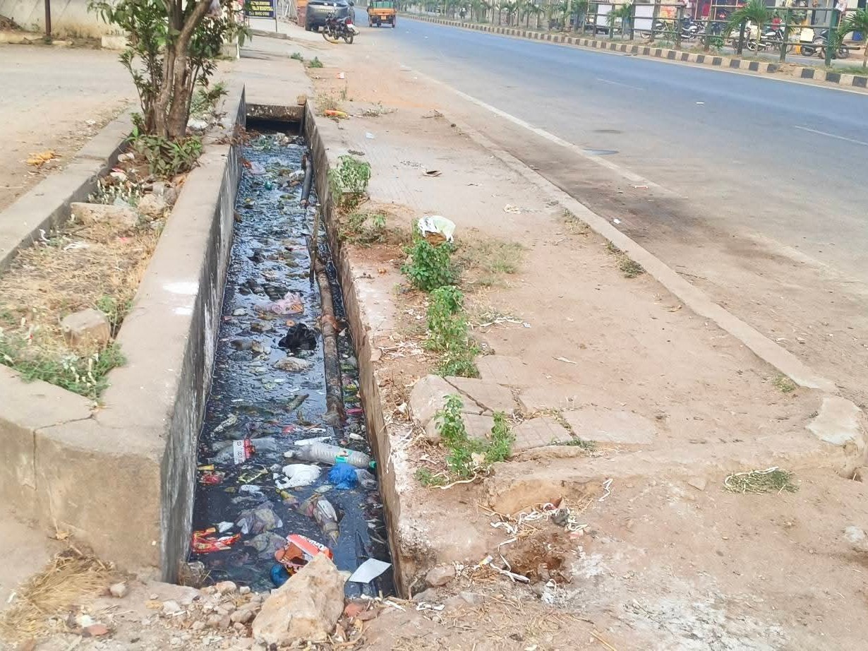 డ్రైనేజీలు మురికి కూపాలుగా మారిన పరిస్థితి