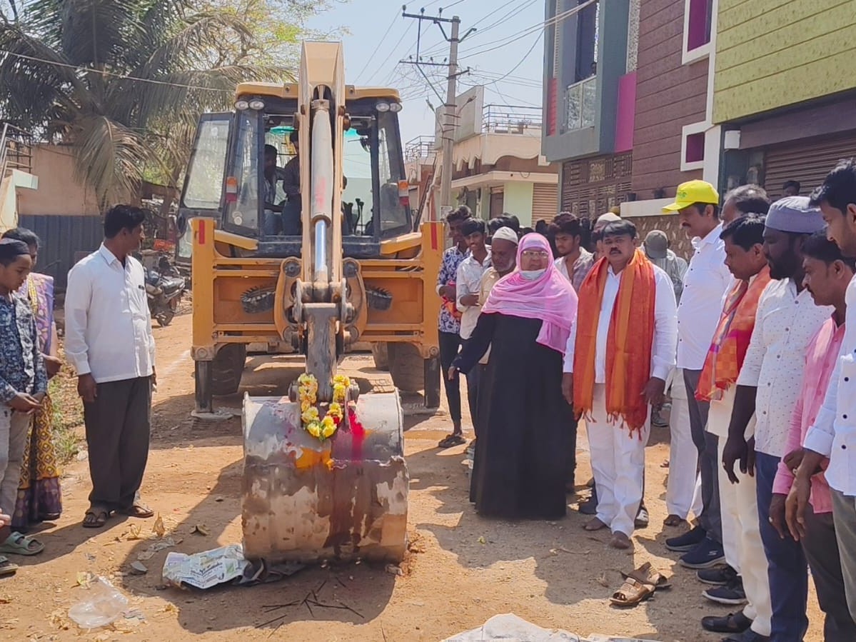 నూతన రోడ్ల నిర్మాణానికి భూమి పూజ
