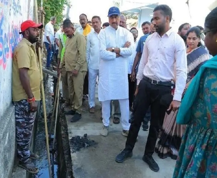 పారిశుద్ధ్య పనులను పరిశీలించిన ఎమ్మెల్యే