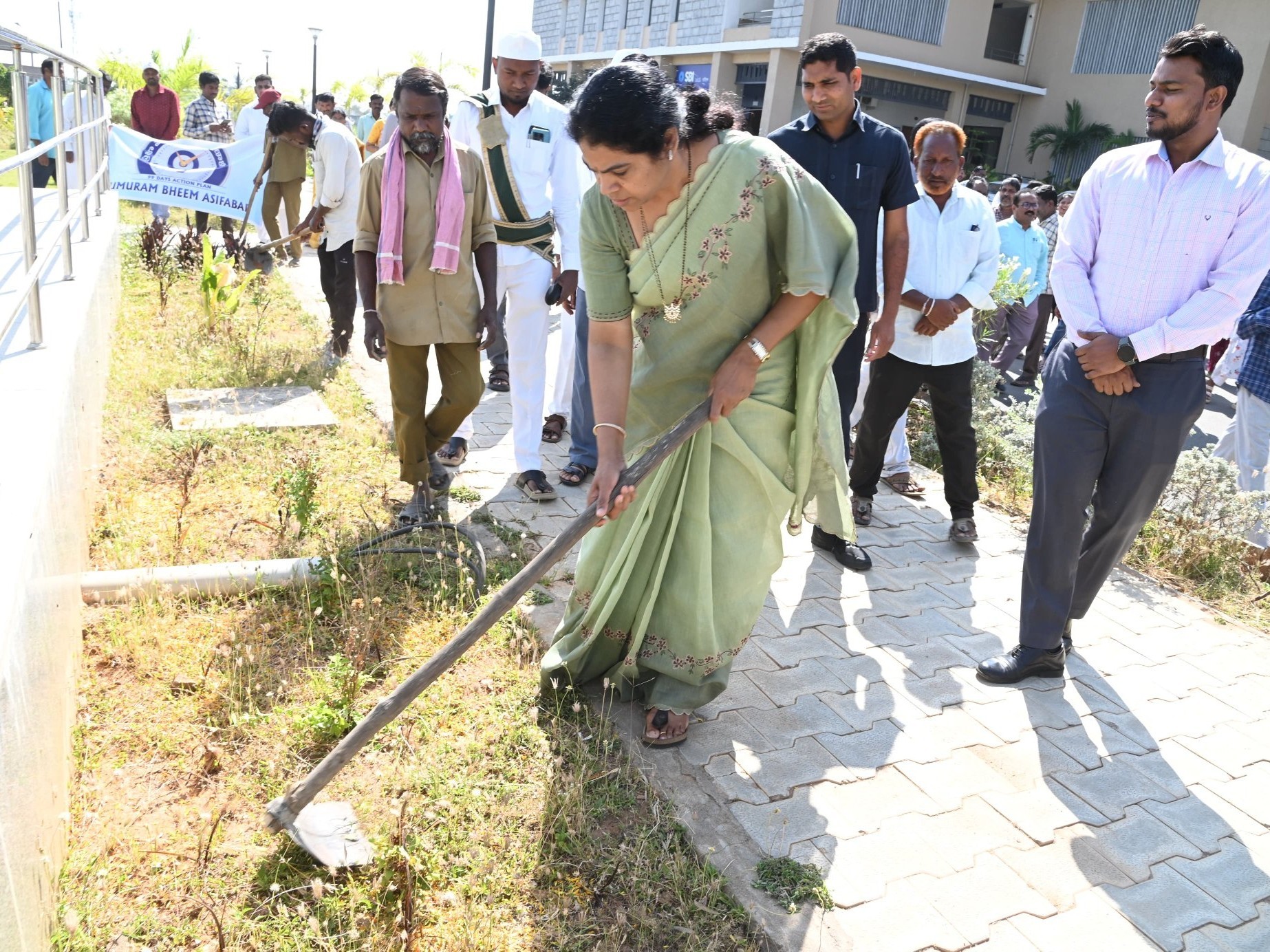 స్వయంగా చెత్త తొలగించిన కలెక్టర్