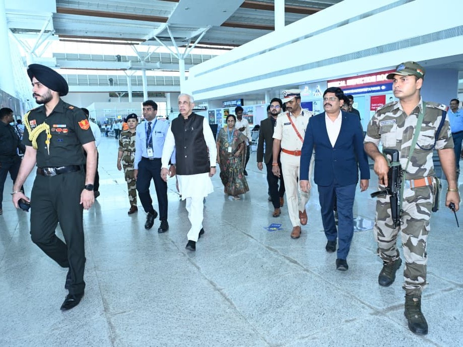 గవర్నర్‌కు ఘన స్వాగతం..!