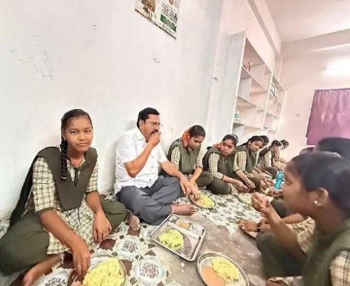 బాలికల హాస్టల్‌ను తనిఖీ చేసిన డిప్యూటీ డైరెక్టర్