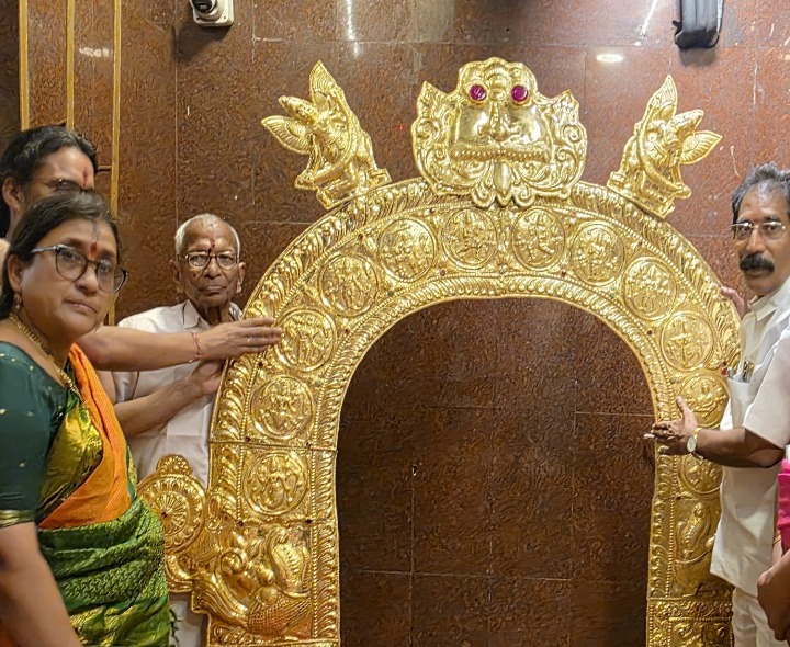 వాడపల్లి వెంకన్నకు మఖర తోరణం బహుకరణ