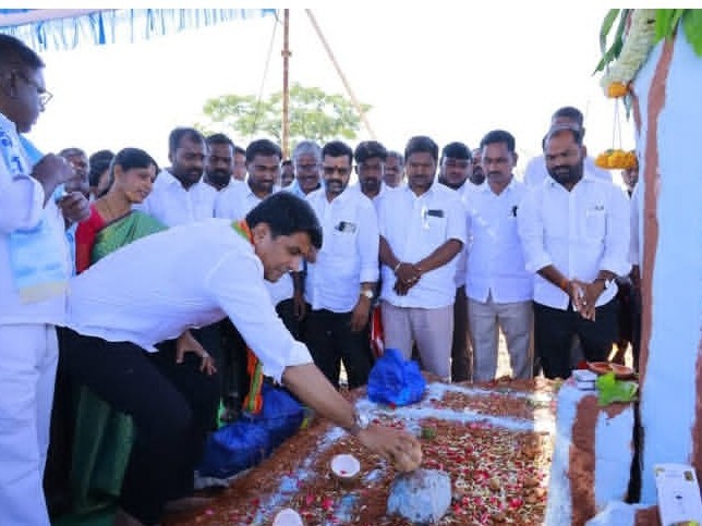 గుడి నిర్మాణానికి భూమి పూజ చేసిన ఎమ్మెల్యే