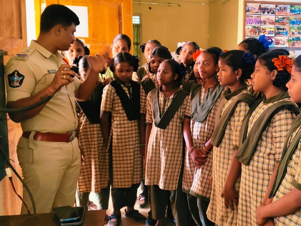 విద్యార్థినులకు ఓపెన్ హౌస్ కార్యక్రమం